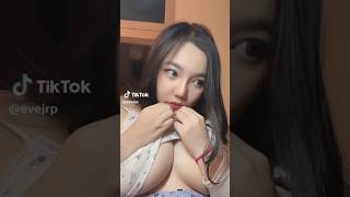 Gái Xinh Kéo Áo Lau Miệng Khoe Ngực Khủng
