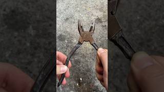 Lubricating oil can make the joints of rusty pliers flexible.