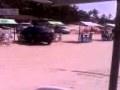 Mulher se exibe na praia