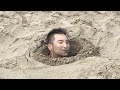 #47【谷阿莫Life】普通人像鬼作秀電影被埋在沙灘上剩一個頭,能獨自掙脫...
