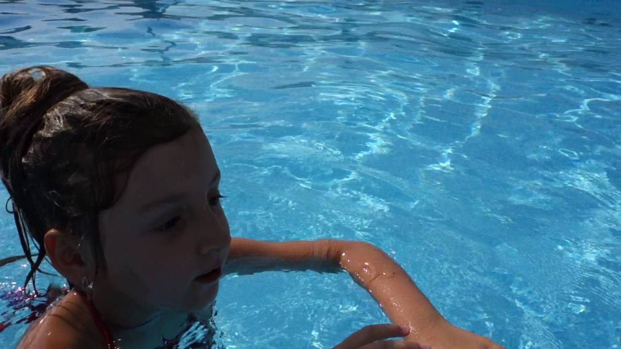 Голая девочка в бассейне