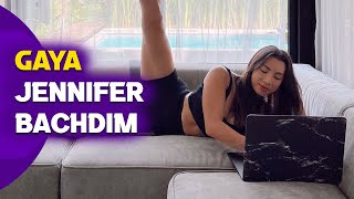 A I Jennifer Bachdim Tiduran Di Sofa