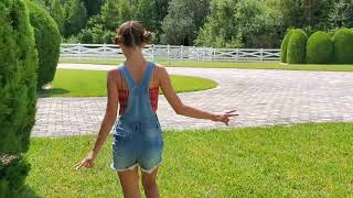 Alessandra Liu - A Walk Around My Yard And Visit My Horses
