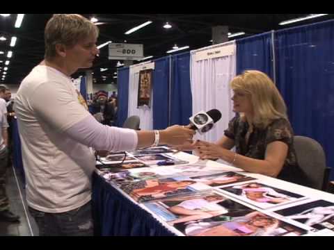 Stylin Online interviews Erika Eleniak Anaheim Comicon