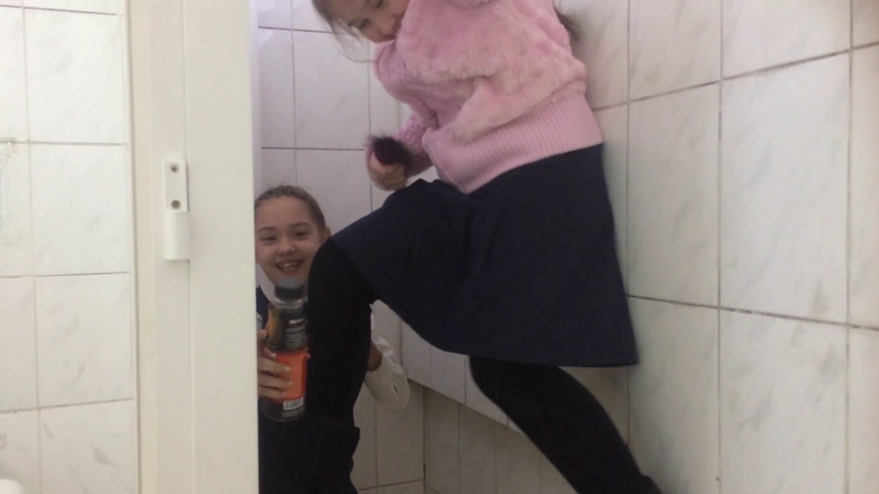 Жена закрылась в туалете и одела страпон фото