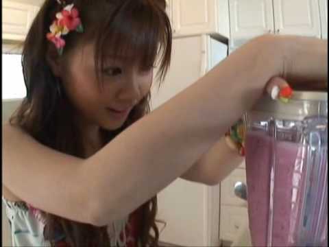 Risa Niigaki is in Hawaii and for breakfast she makes a berrymix smoothie
