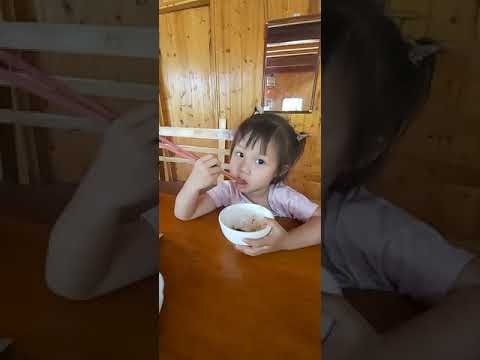 EM BÉ VÙNG CAO BẮC HÀ! ĂN CƠM BẰNG ĐŨA SIÊU DỄ THƯƠNG.