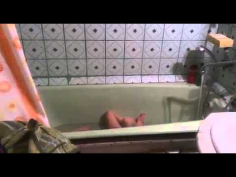 Скрытая камера над ванной засняла как одна девушка с волосатой пиздой лежит в ванной и читает