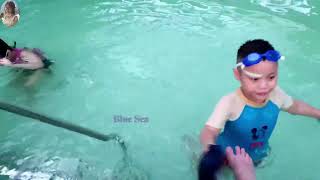 Cả Bể Bơi Chỉ Còn Gia Linh Gia Bảo Vẫn Mải Chơi Chưa Chịu Về