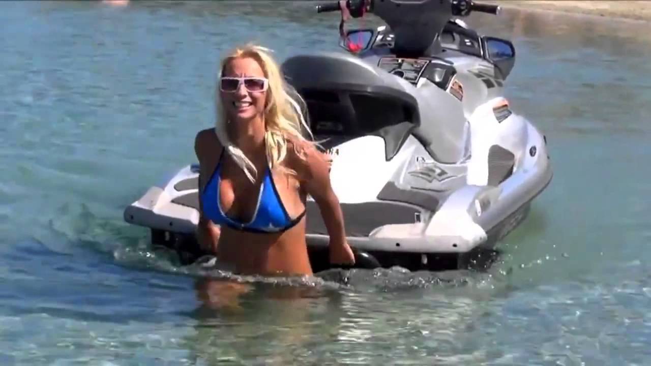 Натали позирует на водном мотоцикле - порно фото