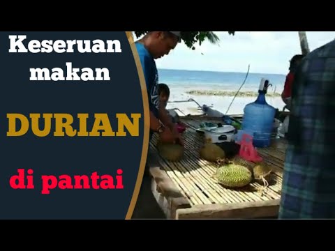Menikmati Durian di pantai