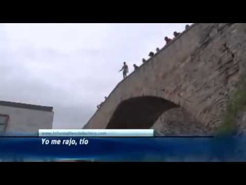 Joven Salto desde un puente en castro urdiales