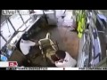 Desde la red: Policías permiten que dos hombres sean macheteados (VIDEO)