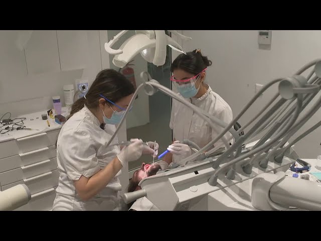 Watch Gratis behandelingen bij eerste Landelijke Tandartsdag on YouTube.