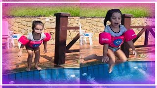 Belinha Brincando Na Piscina