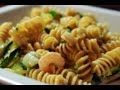 Pasta (fusilli) con zucchine e gamberetti (ricetta light)