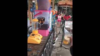 Aksi Kocak Pembuat Minuman Es . The Real Bartender
