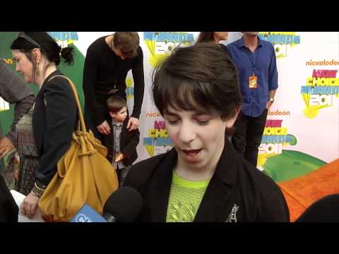 zachary gordon kissing