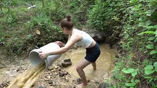 Many Fish In The Lake, The Girl Used A Bucket To Slap The Water In The Terrarium, Catch A Lot Fish