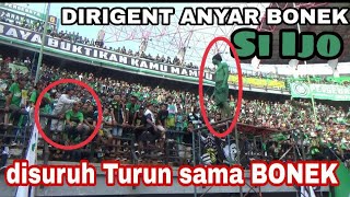 Awalnya disuruh Naik Podium sama Bonek, Belum sampai 5 menit Dirigent ijo ini disuruh turun lagi Awalnya disuruh Naik Podium sama Bonek, Belum sampai 5 menit Dirigent ijo ini disuruh turun lagi