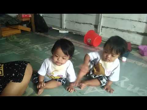 Anak kembarku makan sambil goyang upin ipin