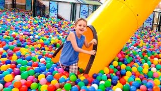 Brincando na Piscina de Bolinhas Gigante para Crianças com Paulinho e Toquinho