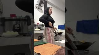 Bunda Rara Lagi Memasak Di Dapur Baru Hijab Trending