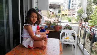 Yoga Yapan Küçük Kız