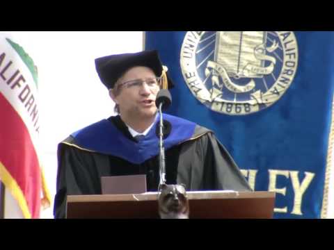 Andrés Roemer honors Professor Suzanne Scotchmer at 2014 UC Berkeley Commencement