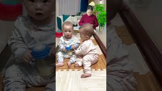 Baby Playing With Baby Is So Funny 自分の哺乳瓶を捨ててまで双子の赤ちゃんが取り合いスタート