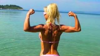 SEXY FITNESS GIRL does 5 Pull ups!