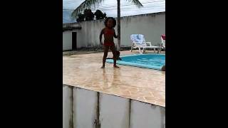 Clara Sambando Na Beira Da Piscina