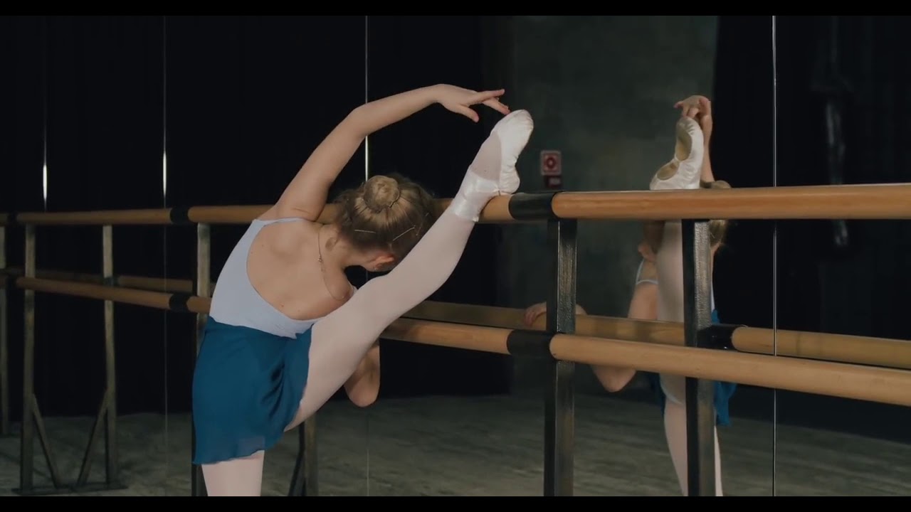 Юная балерина Annett A обнажается без стеснений