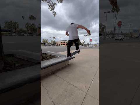 Warm up lines while filming for our recent video “Stellar Wind” #skateboarding #pizzaskateboards