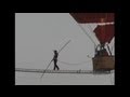 VIDEO: Equilibrista camina en viga sostenida por dos globos aerostáticos