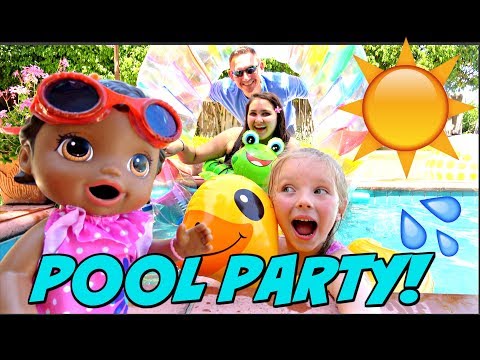 BABY ALIVE has FUN in the SUN! POOL PARTY! The Lily and Mommy Show. The TOYTASTIC Sisters.