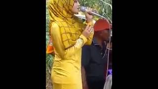 awek nyanyi lagu ziana zain-
