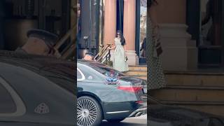 Y Lady Partindo Do Hotel De Paris Em Seu Mercedes