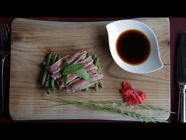 Watch Tataki vom Churwaldner Wagyu Rind auf grünen Bohnen on YouTube.