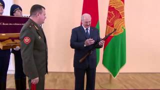 Александру Лукашенко подарили автомат Калашникова