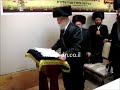 Son Of Seret Viznitz Rebbe Counting Sefiras Haomer In Boro Park 5773