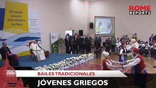 Jóvenes griegos reciben al Papa con bailes tradicionales y música