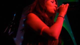 Клип Laura Grig & Syntheticsax - No Stress (live)