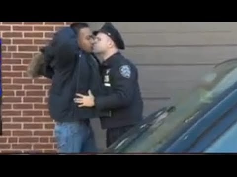 Полицейская шлюха любит заниматься сексом с зеками в клетке