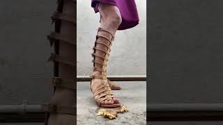 food crush in gladiador sandals