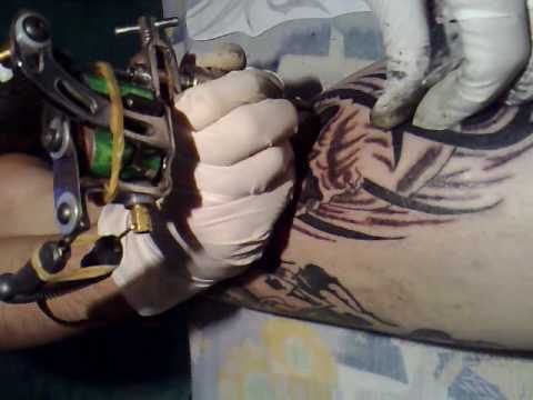 tattoos de calaveras. calavera y tribal tattoo 2