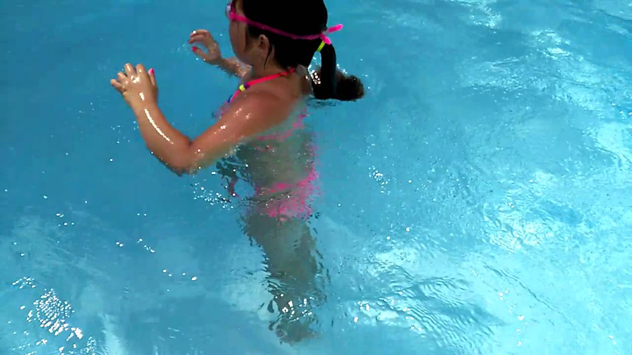 Латинская давалка купается в бассейне