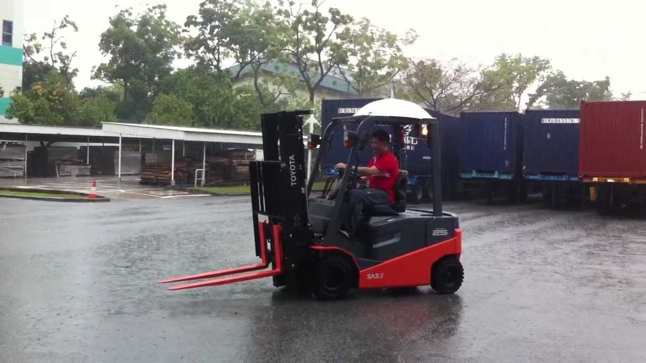 Toyota Battery Forklift 8FBN in the rain. - YouTube