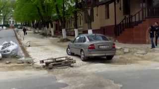 Strada pietonală periculoasă pentru rotile