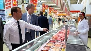 Премьер Дмитрий Медведев заглянул в супермаркет